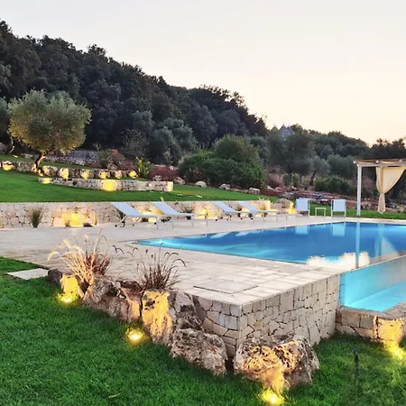 Borgo Petra - With Heated Pool تْشيستيرنِنو
