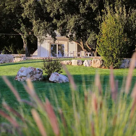 Borgo Petra - With Heated Pool بيت للعطل تْشيستيرنِنو